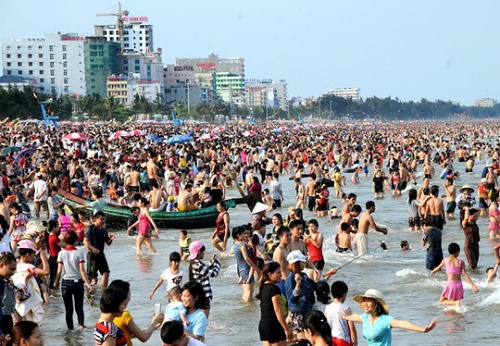 Bãi biển Sầm Sơn "chật như nêm" dịp nghỉ lễ.