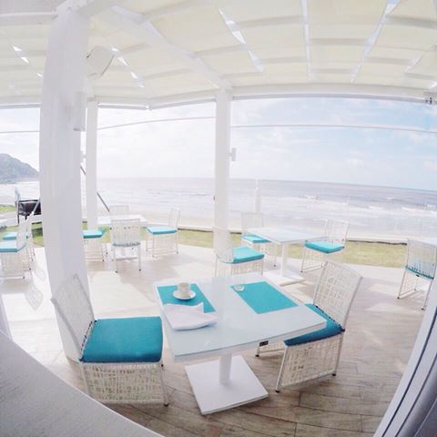 Khu nhà hàng ngay sát biển đẹp vô cùng là nơi bạn thưởng thức những bữa sáng buffet tại Alma Oasis 