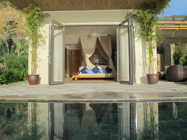 Villa hướng biển với bể bơi trước mặt luôn là loại phòng đắt khách nhất trong khu resort . @Tarn Bob 