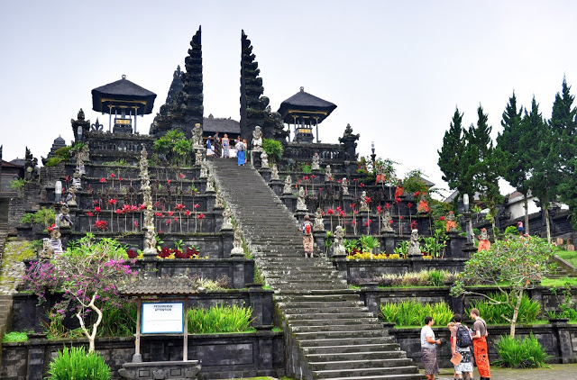 Bali cũng nổi tiếng với những kiến trúc đền thờ cổ kính, uy nghiêm. 
