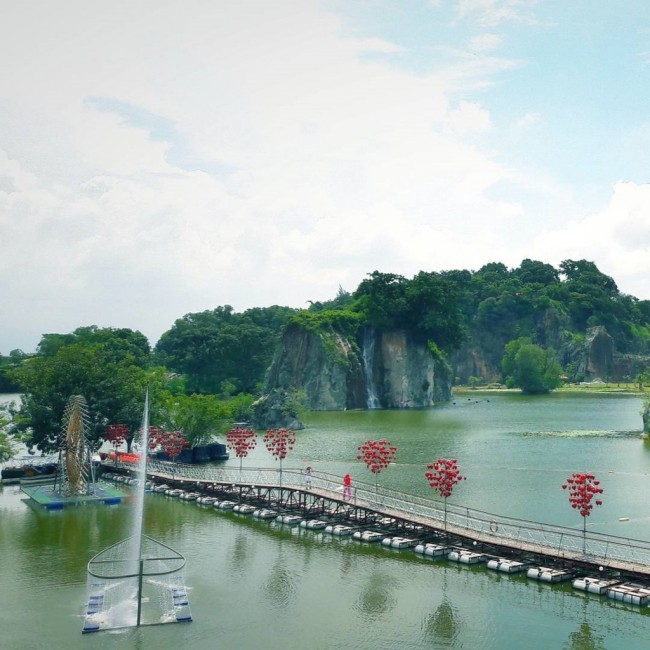 Cầu được bắc qua hồ với bè nổi. Các vòng xoay nước tạo nên một khung cảnh rất nên thơ. Bao quanh hồ là những đảo nhỏ giống vịnh Hạ Long (Quảng Ninh). Ảnh: Facebook Bửu Long Đồng Nai.