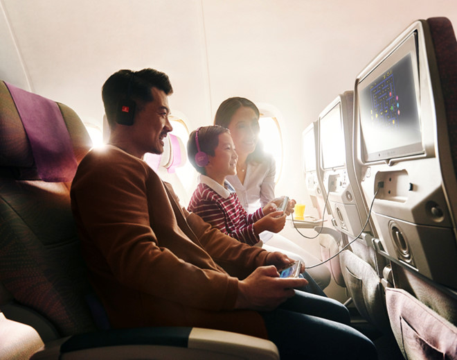Hành khách khi bay cùng trẻ nhỏ có thể được hưởng rất nhiều ưu đãi, giúp gia đình có trải nghiệm bay tuyệt vời. Ảnh: Emirates.