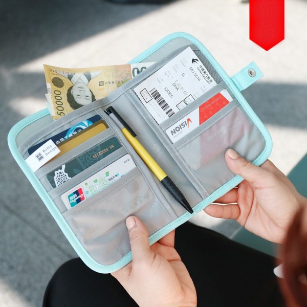 Bạn nên chọn loại bao hộ chiếu có thêm các ngăn để nhét thẻ lên máy bay, thẻ hội viên hay vài tấm hình thẻ 