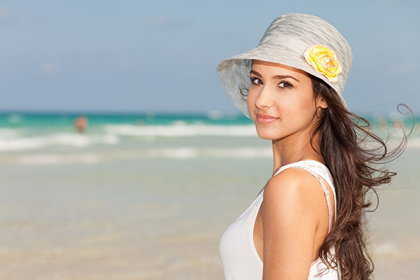 beautiful-young-woman-on-south-beach-in-miami-florida-United-States-1600x1066